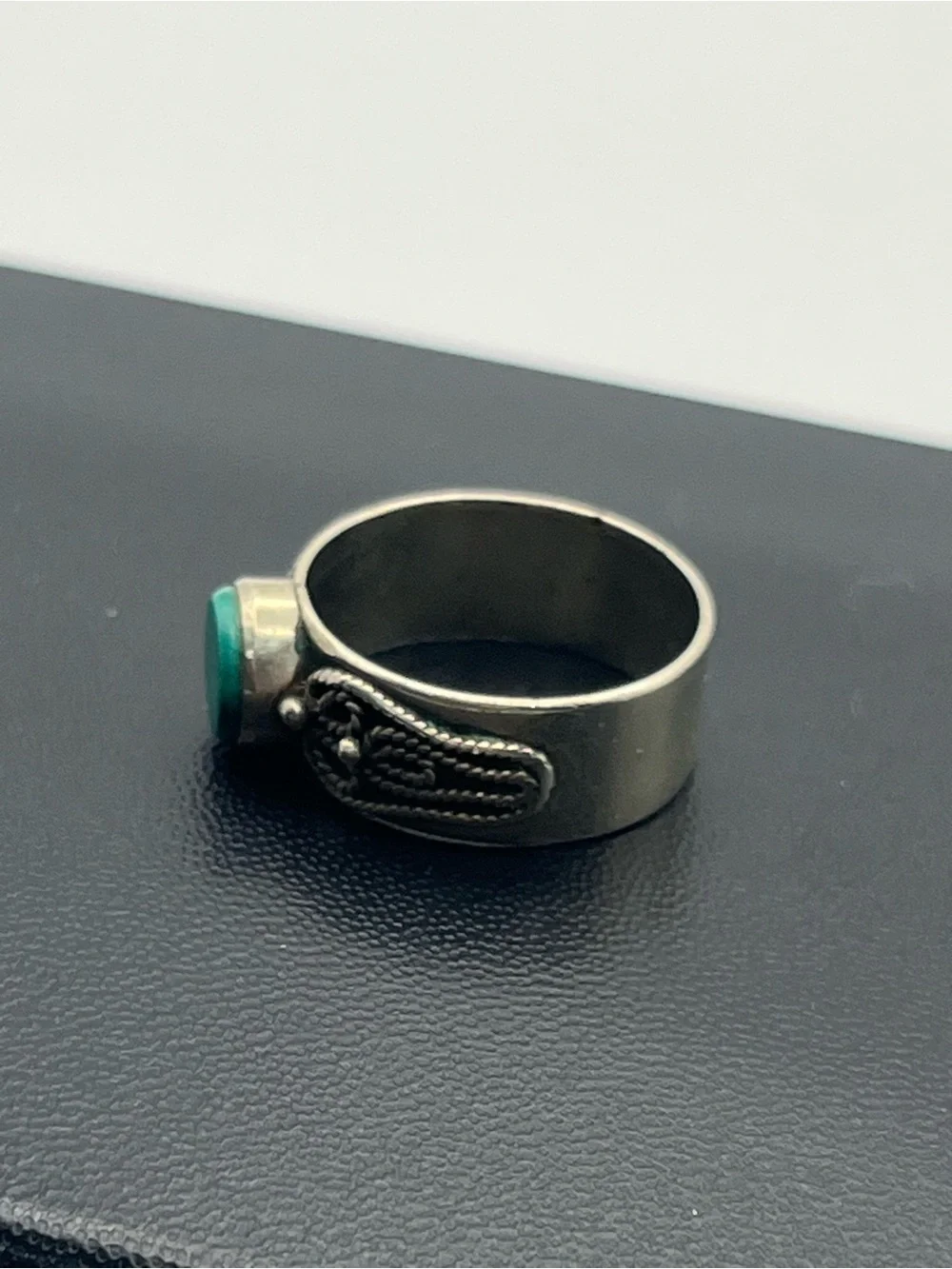 Boho Silver tone ornate rope twist design wide band ring size 7 green stone